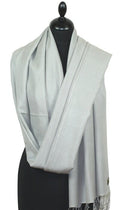 Pashmina gris argent en cachemire et soie